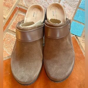 Clarks Women’s 8.5 Brown Suede Slip On Clogs Mules Arch Support Casual Shoes NWT